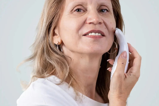 Tragbarer Gesichts- und Nackenmassagegerät: Wie Wärme, EMS und Licht Nackenfalten reduzieren können - Glimnix